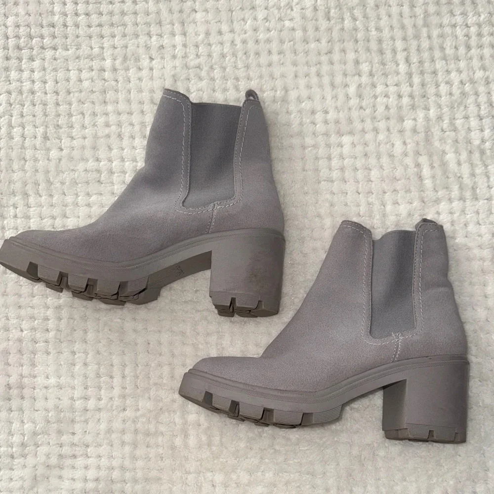 ✨ EUC Splendid Gray Suede Chelsea Ankle Boots – Women’s Size 7 ✨
